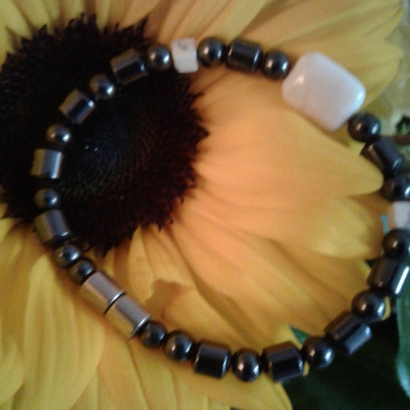Hematite magnetic bracelet beige center stone. - Picture 6 of 7
